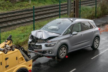 Kazadan sonra çekilen araç gözle görülür bir hasara uğradı.