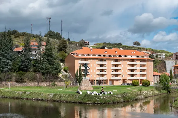 Portekiz 'de, çok bulutlu bir günde, taşınabilir cihazlar için kablosuz iletişim için çeşitli antenlerin bulunduğu Mirandela' da bir yerleşim yeri.