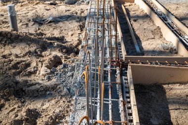 Beton temeller ve konut inşaatı için demir çerçeveli inşaat alanı