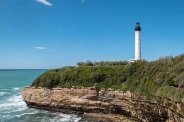 Biarritz, Fransa 'daki vadide denize bakan deniz feneri.