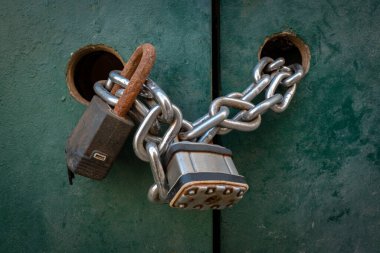 Kapınızı koruyan asma kilitler ve zincirler.