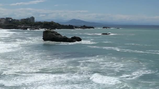 Onde Abbattono Sulle Rocce Costiere Biarritz Nei Paesi Baschi Francesi — Video Stock