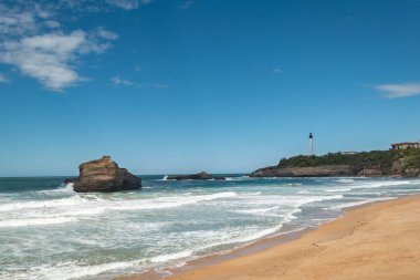Biarritz 'deki sahil ufku, kayalar ve deniz feneri arasındaki kumsalın cazibesi.