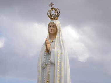 Bir yaz festivali sırasında darağacında süslenmiş kutsal bir törenle Bakire Meryem 'in resmi.
