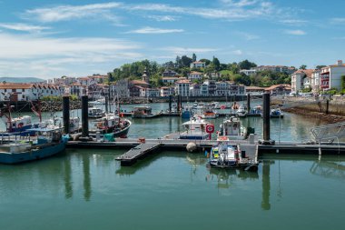 Saint Jean de Luz limanının manzarası. Şehrin arka planında, Fransız Bask Ülkesi 'nde demirlemiş bazı tekneler var.