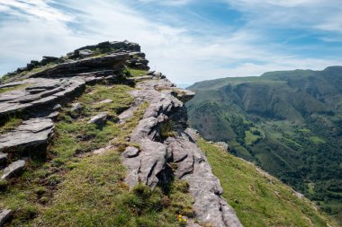 Itxassou 'daki Artzamendi Dağı' nın arka planında Fransa 'da bir bahar günü büyük bir kaya oluşumu ve yeşil alanlar var.