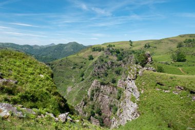 Itxassou 'daki Artzamendi Dağı, bir bahar günü Fransa' da büyük kaya oluşumları ve derin kayalıklarıyla
