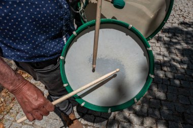 Perküsyon grubu davullarıyla eğlenceyi ve ritmi canlandırıyor.