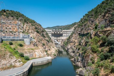Dağlar arasında Portekiz, Tras-os-Montes 'in göbeğindeki görkemli Foz Tua hidroelektrik barajı
