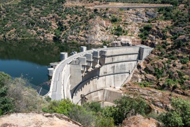 Dağların ortasında, Portekiz 'in Tras os Montes kentindeki Tua Nehri üzerindeki hidroelektrik barajı enerji üretimi için kullanılıyor.
