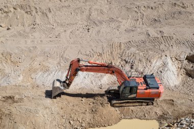 Kazıcı tam faaliyet halinde olan bir taş ocağında kuvars çıkartıyor