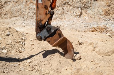 Kazıcı kazıda kürek bir taş ocağında toprağı kesiyor ve hareket ettiriyor