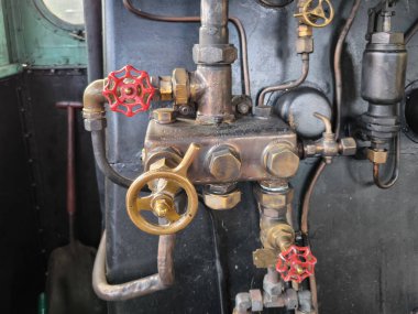 Buharlı lokomotif kabininin karmaşık kontrolleri