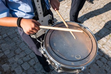 Ritmi yenmek: Müzisyen popüler bir festivalin ortasında bir müzik grubunda bir kutuda çalıyor