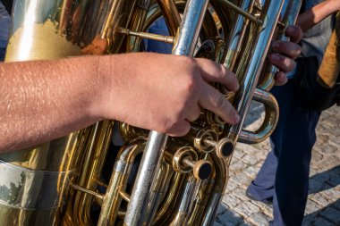 Popüler festival alayının ortasında müzisyen eşliğinde tuba çalan müzik grubu