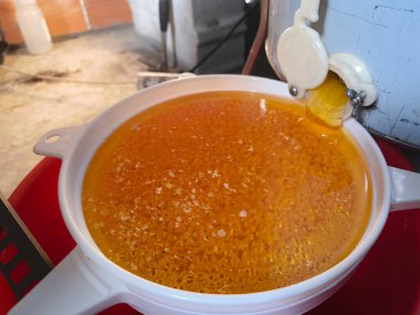 Balı sıkıyor ve lezzeti birkaç filtreden kusursuzlaştırıyor.