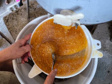 Saflık sanatı: Temiz ve rafine bir tat için süzgeçli bal süzmek