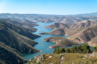 Portekiz 'in Tras-os-Montes şehrinde Miradouro da Serpente do Medal' dan dağlarla çevrili Sabor Nehri 'nin çarpıcı manzarası.