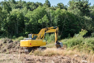 Duvar kazıcı, sulama için bir gölet kazısı yapıyor. Sulama için su deposu.