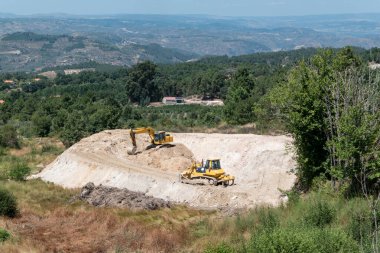 Endüstriyel makineler su rezervuarı kazmaya başladı.