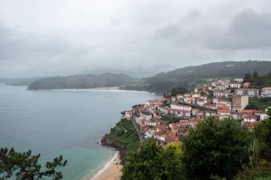 Llanes sahilinin panoramik manzarası ve İspanya 'nın Punta de Pozu bakış açısından şehrin bir kısmı