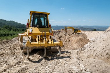 Zirai sulama için bir gölet veya su rezervinin kazısında buldozer ve sürüngen kazısı