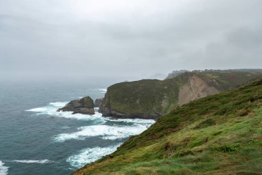 İspanya 'nın Asturias kentindeki Cabo Vidio kayalıklarının panoramik manzarası çok bulutlu bir günde