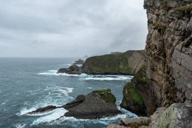 Cabo Vidio 'daki görkemli kaya oluşumları çok bulutlu bir günde İspanya' nın Asturian Sahili 'nin vahşi bir güzelliği.