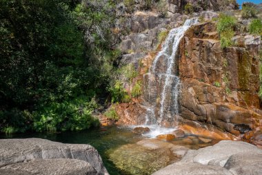 Doğa ile uyum içinde, Serra da Estrela, Portekiz 'deki Cela Cavalos Şelalesi