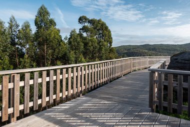 Coto das Forcadas Bakış açısı, İspanya 'daki Fracha Orman Parkı' nda doğaya açılan bir pencere.