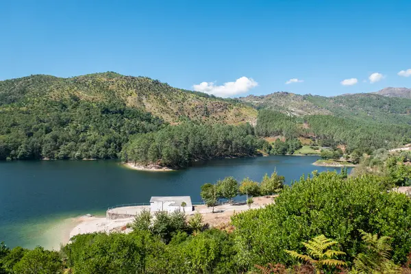 Dağlar ve orman arasında Portekiz 'in Geres şehrindeki Lima Nehri ile sakin bir manzara vardır.