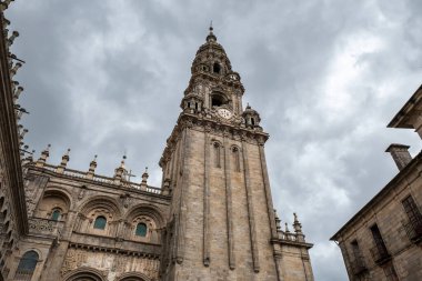 İspanya 'nın Galiçya kentindeki Santiago de Compostela katedralinin bir parçası ve kulesi çok bulutlu bir günde