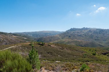 Serra do Geres 'in yemyeşil dağları ve Portekiz' in arka planında toprak izleri olan manzarası.
