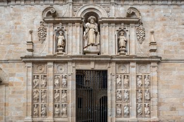 İspanya 'da mimari ve ruhsal bir hazine olan Santiago de Compostela Katedrali' nin görkemli portalı.