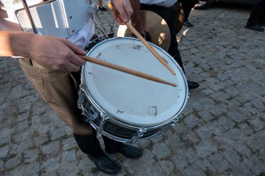 Geçit törenine eşlik eden popüler bir festivalde perküsyon enstrümanlı müzik grubu