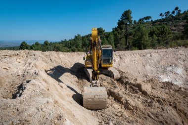 Sürüngen kazıcı gölet veya baraj yapmak için toprak kazıyor