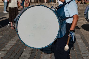 Müzisyen ve grubu geleneksel bir festivalde ritimleriyle bir geçit törenine eşlik ediyorlar.