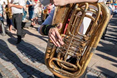 Geleneksel Portekiz hac alayında geçit törenine rüzgar aletleriyle eşlik eden orkestra