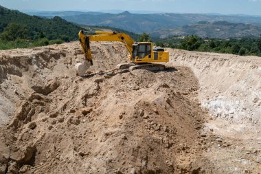 Sürüngen kazıcı, tarım sulama suyu depolamak için bir baraj inşaatı sırasında faaliyet halinde.