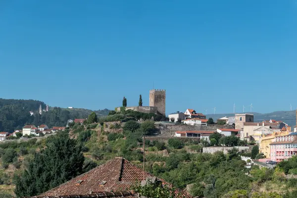 Portekiz 'in arka planında eski şatonun kulesi olan Lamego şehrinin panoramik manzarası