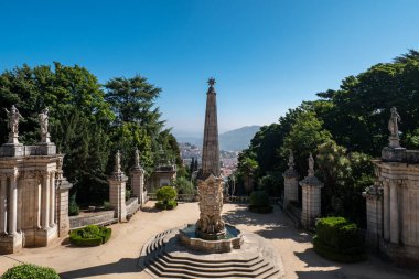 Obelisk, Lamego 'daki Çarelerin Hanımefendisi' nin tapınağında tarih ve adanmışlığın bir kanıtı.