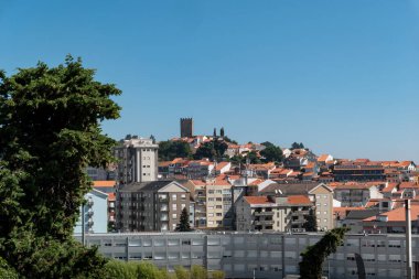 Portekiz 'in arka planında eski şatonun kulesiyle Lamego şehrinin çarpıcı manzarası