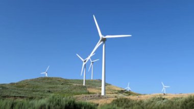Portekiz 'de yenilenebilir enerji cenneti olan Serra do Caramulo rüzgar çiftliğinin bir bölümü hakkında video