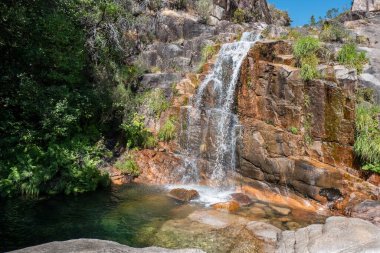 Doğayla uyum içinde, Cela Cavalos Şelalesi Portekiz, Serra da Estrela 'da