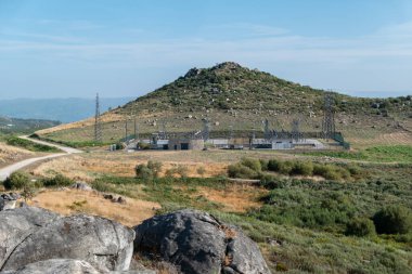 Portekiz 'deki dağlarla uyum içinde elektrik santrali altyapısı