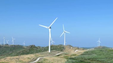 Dağların ortasında, Serra do Caramulo 'daki rüzgar çiftliği, Portekiz' de sürdürülebilirliğin bir örneği.