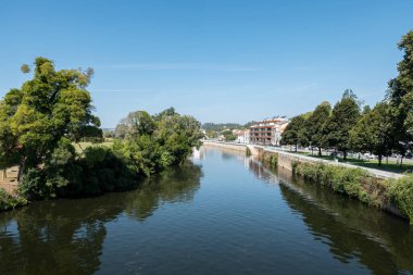 Agueda Nehri 'nin kıyısındaki dinginlik, doğanın sakinliği ve kentsel yaşam uyum içinde, Portekiz