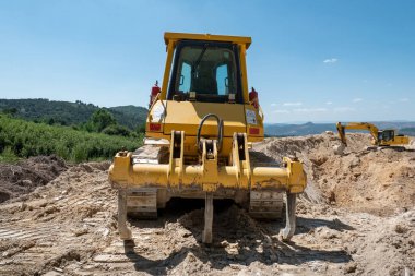 Eylem halindeki makineler, buldozer ve kazıcı tarımsal sulama için su deposu oluşturuyor