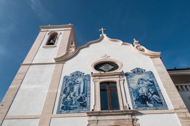 Aveiro 'daki Vera Cruz Kilisesi' nin muhteşem cephesi mimari detayları ve mavi gökyüzünün altındaki tarihi fayanslarıyla