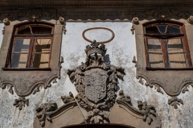 Selores ile birlikte Portekiz 'in Selores kasabasında bulunan tarihi bir miras alanı olan Carrazeda de Ansiaes' de güneş ışığıyla süslenmiştir.